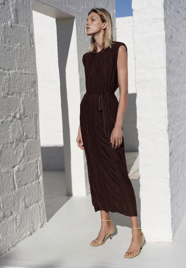 Vestido midi en color grante oscuro y efecto arrugado, de Zara (22,95 euros).