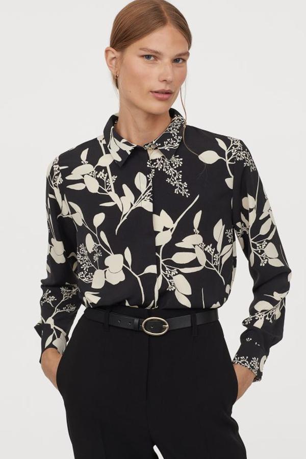 El estampado floral no nos abandona todavía y esta camisa negra con estampado a contraste es una buena prueba. Confeccionada en tejido fluido con cuello estrecho, botones ocultos en el frontal y mangas largas con botones en los puños, cuesta 19,99 euros y podemos comprarla en la web de la firma entre las tallas XS y XXL.