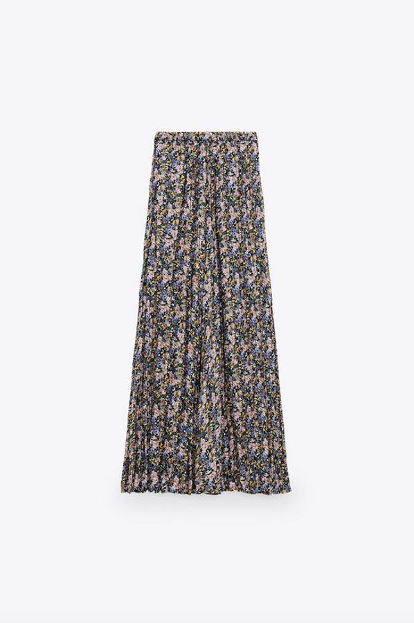 Diseño estampado en tonos ocre, azul y rosa sobre fondo negro para esta falda de tiro alto de Zara con cintura elástica y plisado corto. Tiene un precio de 29,95 euros y está disponible entre las tallas XS y XXL.