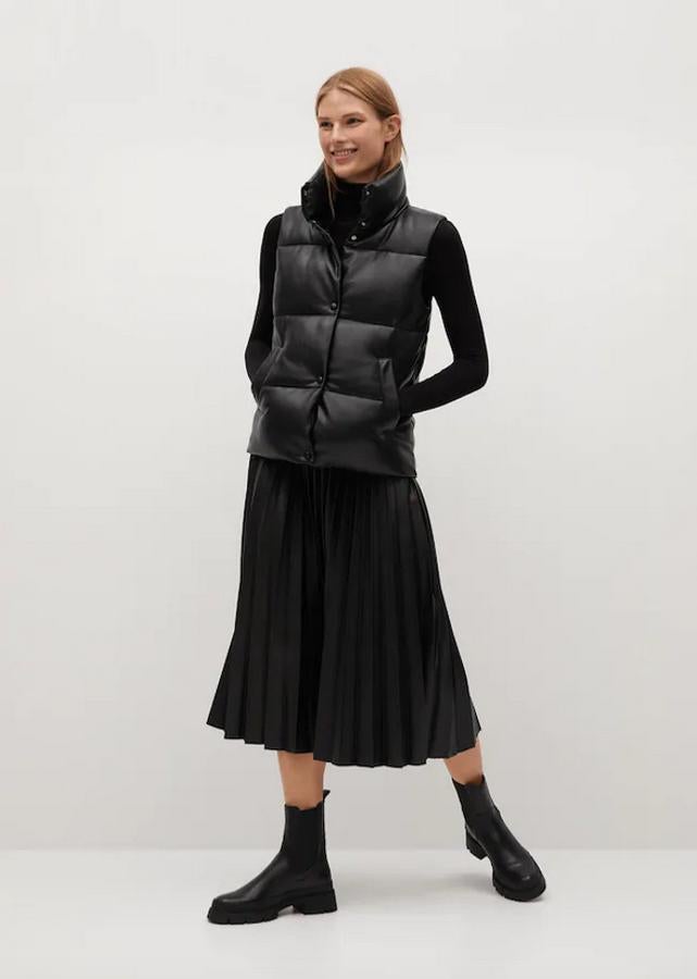 El regreso del efecto piel a nuestras vidas, y nuestros armarios, es imparable, y Mango lo ha llevado a esta falda plisada en color negro de diseño midi acampanado. Tiene un precio de 39,99 euros y está disponible entre las tallas XS y XL.