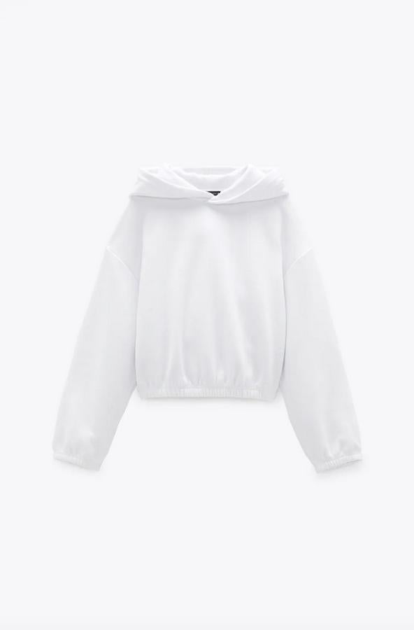 En color blanco y diseño cropped, esta sudadera de Zara con capucha y manga larga viene con acabados en elástico y forma parte de la colección sostenible de la firma. Tiene un precio de 15,95 euros y está disponible entre las tallas S y XL.
