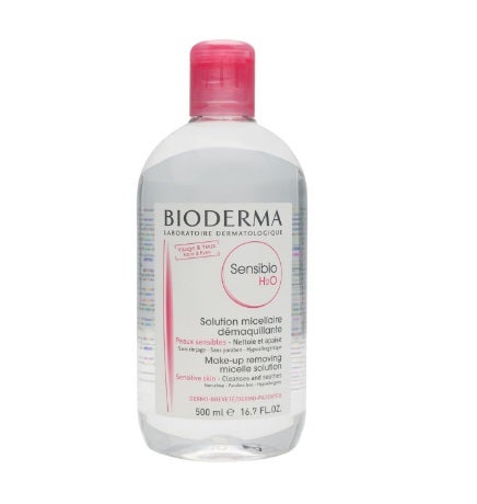 Este agua micelar es el favorito de algunas famosas como Natalie Portman. Limpia en profundidad evitan granitos, rojeces o espinillas, hidrata, protege y calma las pieles sensibles.  Bioderma Sensibio H2O .Antes: 15,95 euros. Ahora: 9,20 euros.