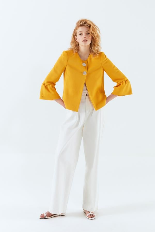 Esta chaqueta de inspiración retro con volumen en las mangas y maxi botones está rebajada a 11.99 euros en Sfera.