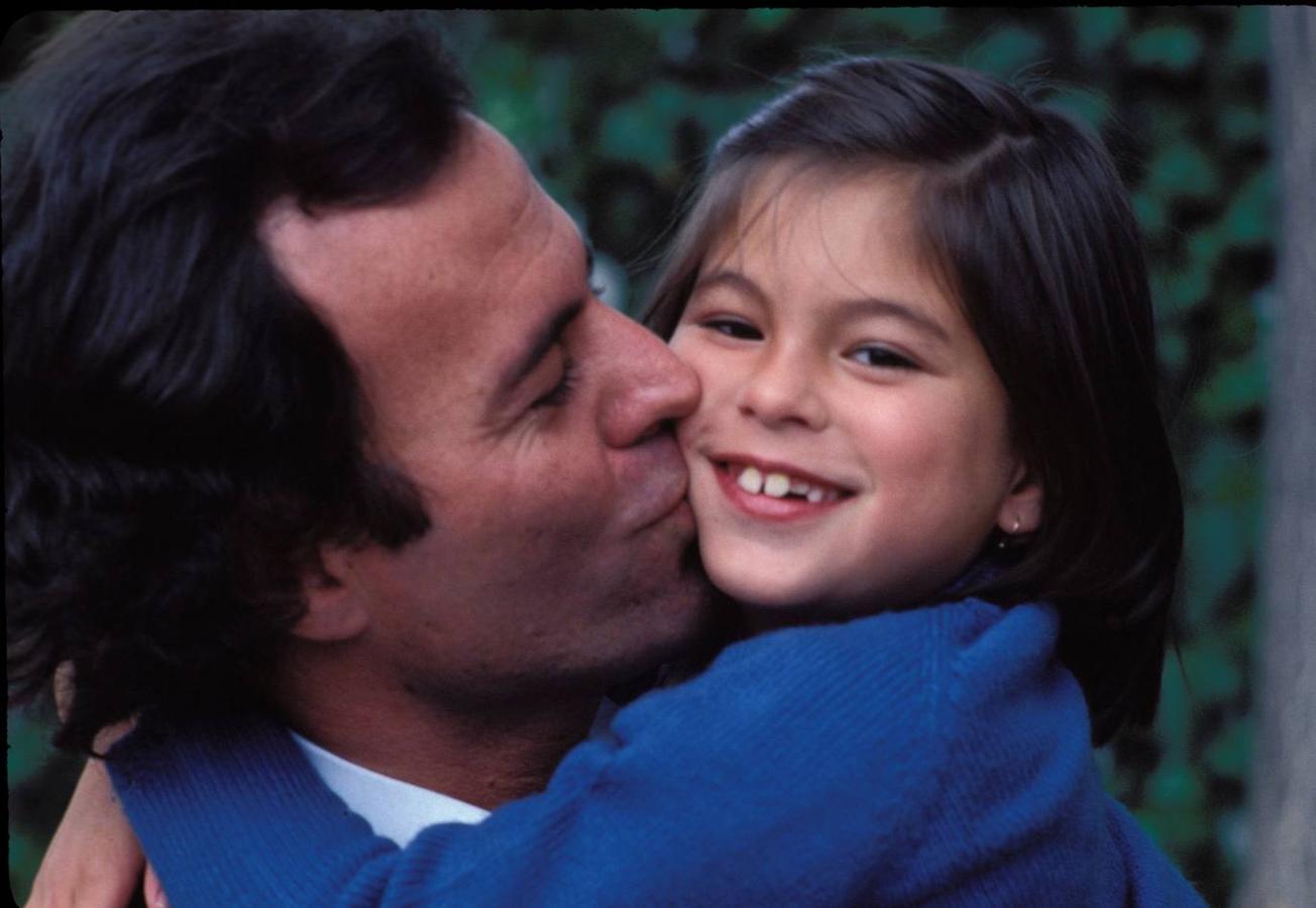 La primera de todos los hijos de Julio Iglesias es Chábeli, la primogénita de los tres descendientes que tuvo junto a Isabel Presley, nacida en 1971.