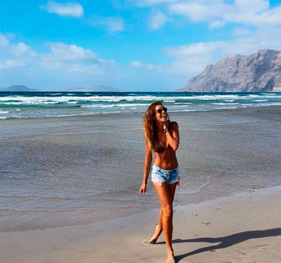Lara Álvarez pudo disfrutar de la belleza de las playas de Lanzarote.