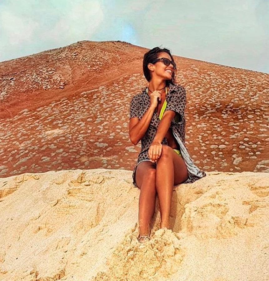 En su ruta Canaria, Lara Álvarez también hizo escala en La Graciosa.