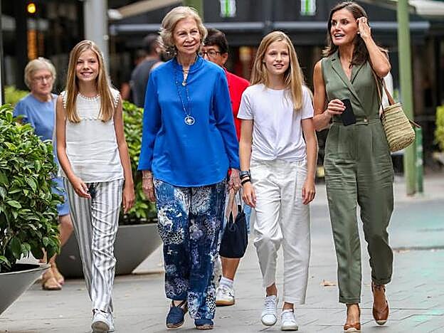 Lla reina Sofía, Letizia y sus hijas, durante una salida el pasado verano en Mallorca.