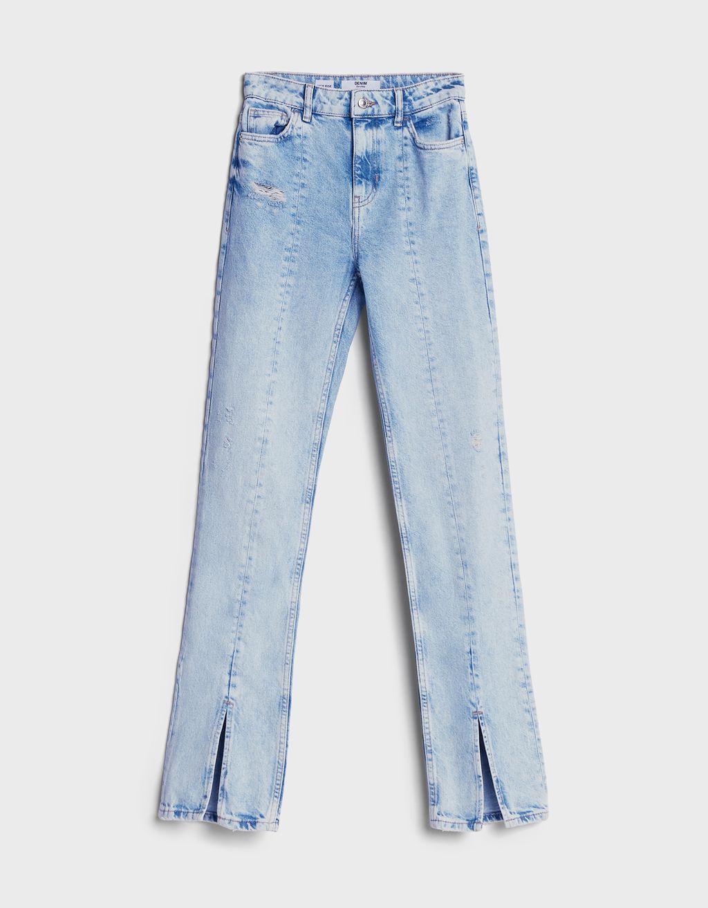 Jeans con aberturas  en el bajo, la opción en vaqueros que alarga las piernas al infinito. (29,99 euros).