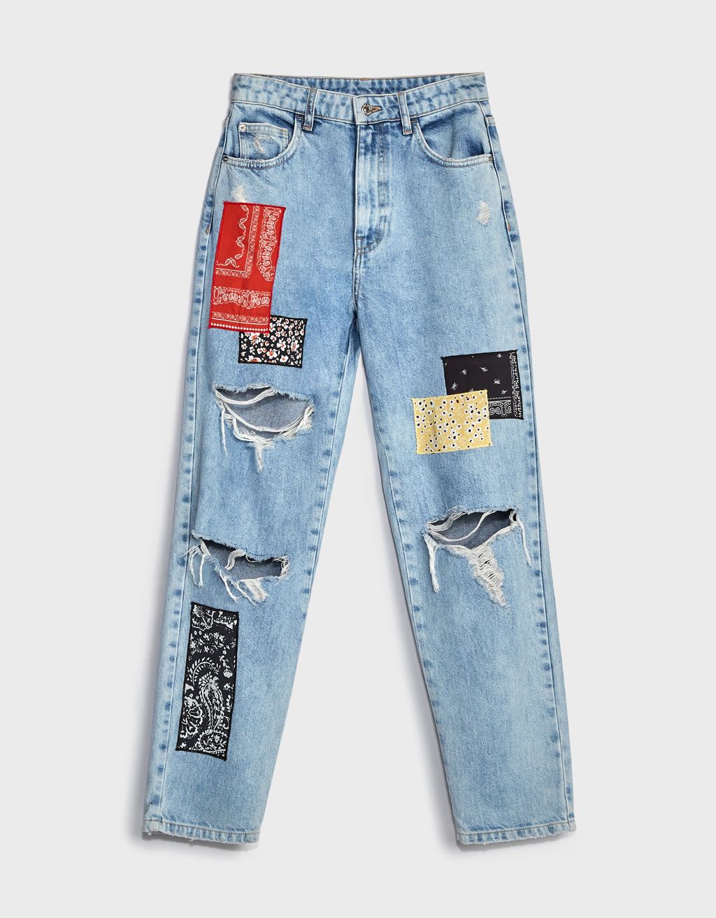 Rotos, azul lavado y muchso parches. Este  jean mom de Bershka  está a otro nivel y tiene la capacidad de crear looks diferentes y originales. (35,99 euros).