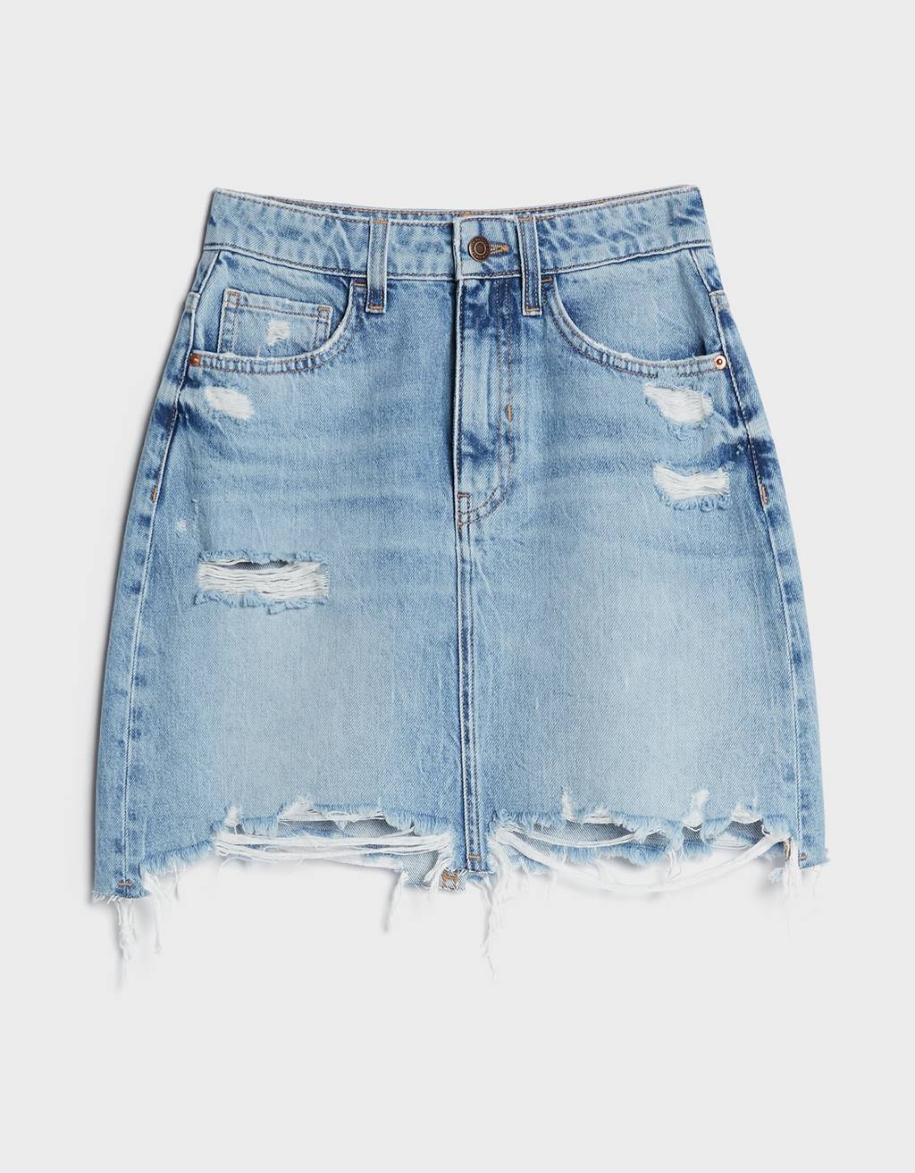 Falda mini vaquera , la prenda comodín que salvará cualquier look de entretiempo este otoño. (22,99 euros).