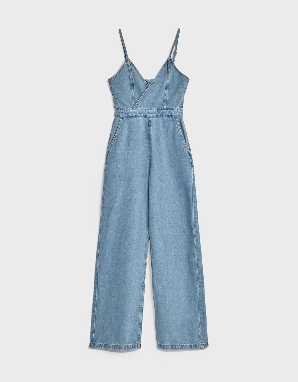 Cómodo y muy versátil: de la oficina a las terrazas con este  peto denim wide leg  con escote a pico y tirantes. Un best seller de la nueva colección de Bershka. (39,99 euros).