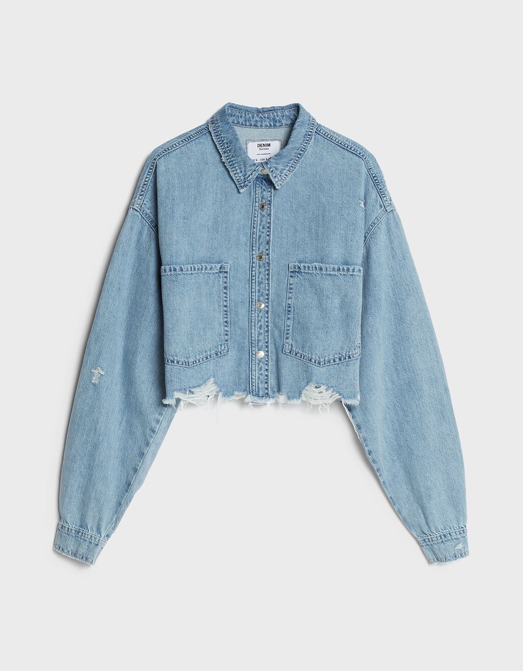 Sobrecamisa cropped de Bershka, para estilismos de altura. (25,99 euros).