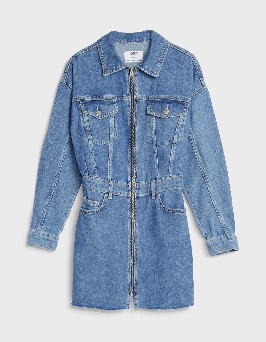 Lo mismo con los vestidos de entretiempo:  vaquero y de manga larga ... esos botines cow boy que te compraste el invierno pasado están ansiosos por salir a la calle. (35,99 euros).