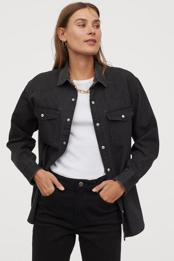 Sobrecamisa denim en color negro, de H&M (24,99 euros).