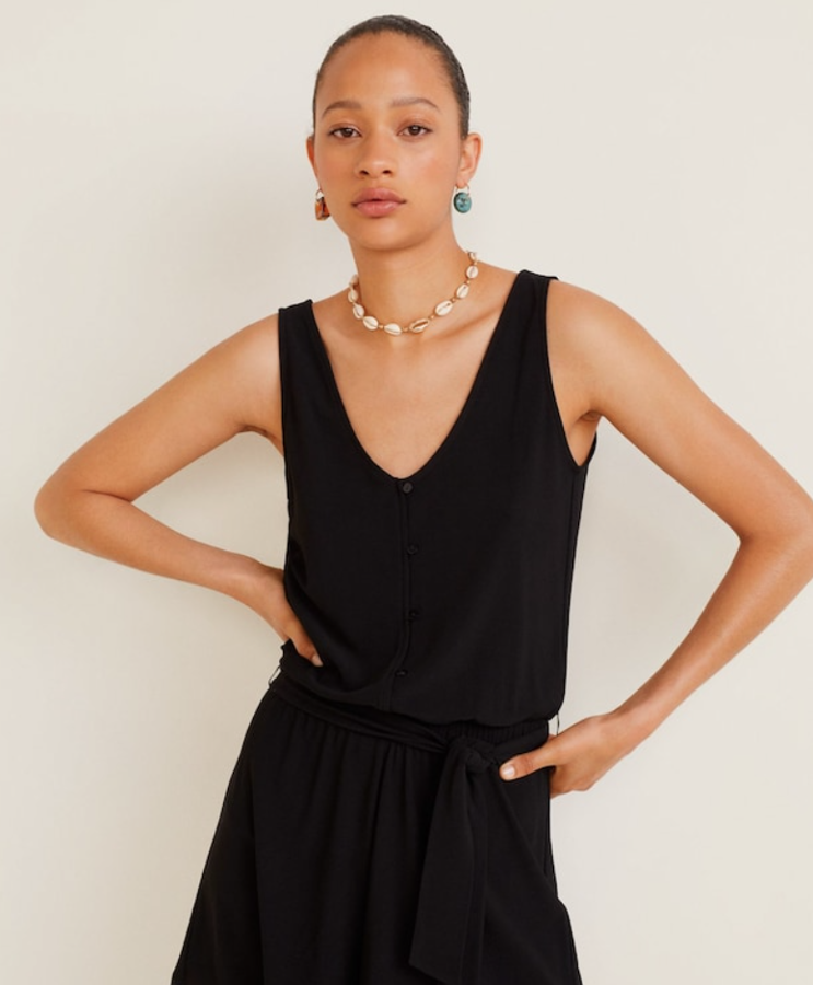 Un diseño minimalista que va a durar en tu fondo de armario de verano durante años: un mono corto, con escote en pico y de tirantes, con cinturón desmontable y cierre con botones. Costaba 19,99 euros y ahora te lo llevas por 7,99 euros.