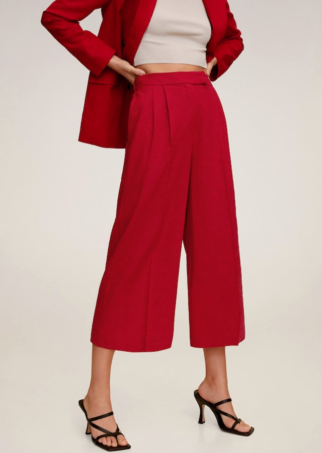 Los pantalones perfectos para combinar con el top en un total look rojo genial: con el tiro alto, pinzas y dos bolsillos laterales. Lleva un elástico en la parte posterior de la cintura. Está rebajado de 29,99 euros a 9,99 euros.