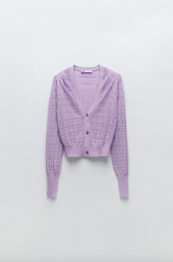 El lila también ha llegado al punto calado y esta chaqueta de punto de Zara es un buen ejemplo. Con cuello redondo, cierre frontal de botones y mangas largas abullonadas, cuesta 25,95 euros y está disponible en las tallas S, M y L.