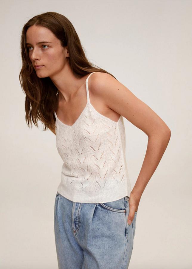 Con tirantes finos y terminaciones en canalé, este top de Mango en color blanco tiene un precio de 19,99 euros y está disponible entre las tallas XS y L.