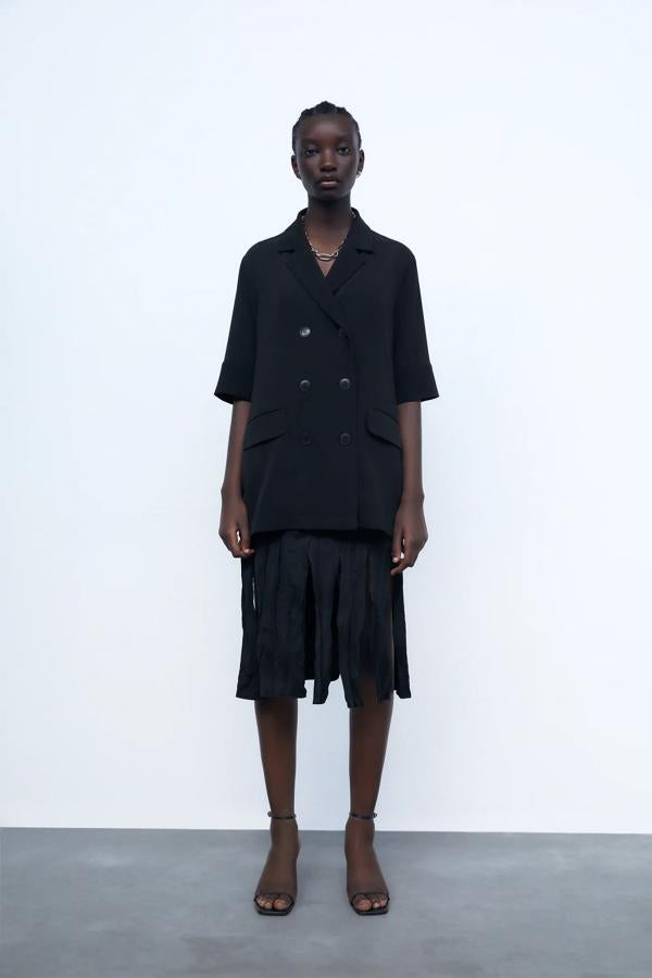 En versión oversize, esta blazer negra de manga corta puede ser tu gran aliada para los looks de noche. Cuesta 39.95 euros en Zara