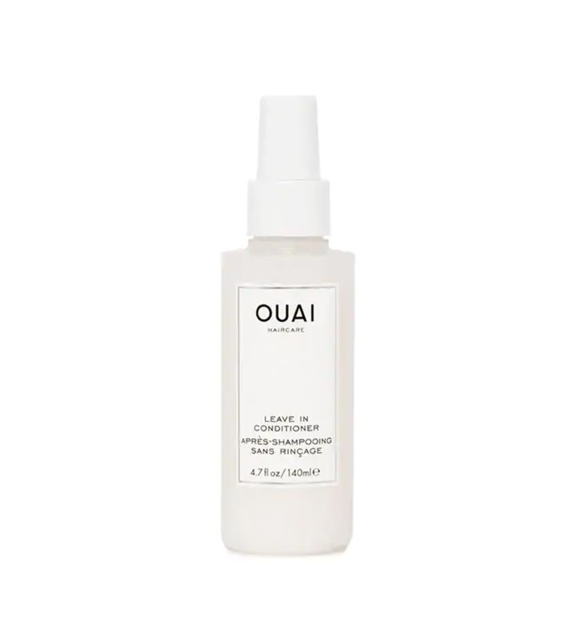 Prepara el cabello para el peinado, protege del calor y alisa los mechones rebeldes, dejándolo liso, brillante y fácil de peinar; también revitaliza y desenreda la melena.  Leave In Conditioner Ouai Haircare  (27,99 €).