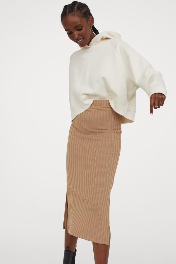Diseño midi para esta falda entallada en punto de canalé suave de H&M. Viene con elástico revestido en la cintura y aberturas laterales en color beige, y tiene un precio de 14,99 euros. Podemos comprarla únicamente en la web de la firma entre las tallas XS y XL.