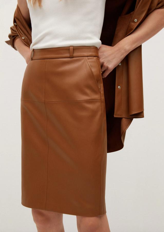 Otra de las propuestas de Mango en efecto piel es esta falda en marrón medio con diseño entallado, costuras decorativas y abertura posterior en el bajo. Cuesta 25,99 euros y está disponible entre las tallas 32 y 44.