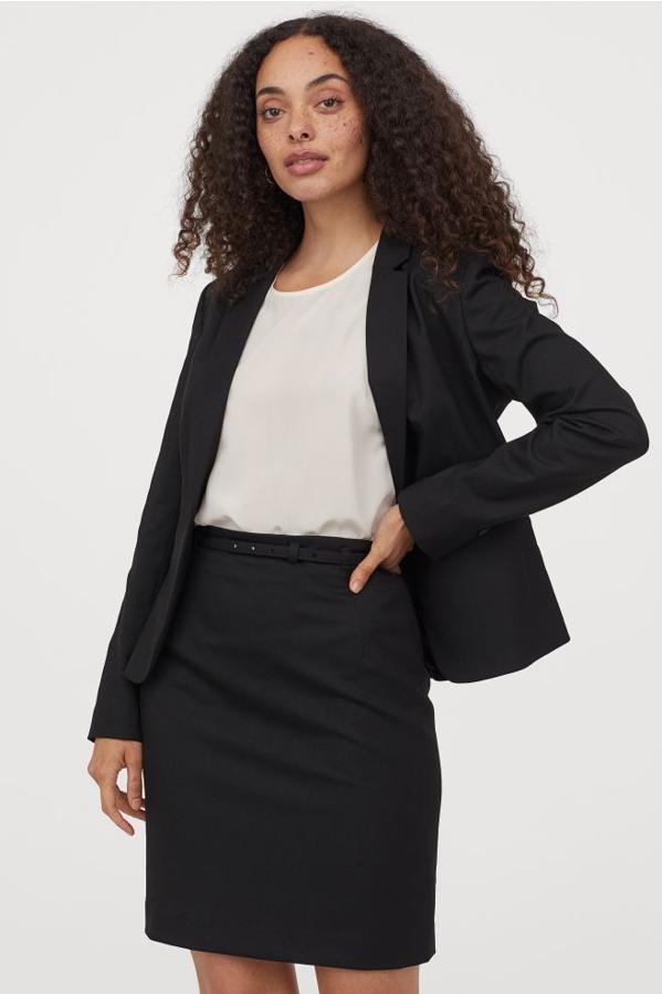 Esta falda de tubo corta con talle alto es de H&M y viene con cinturón extraíble y tejido exterior confeccionado con poliéster parcialmente reciclado. Tiene un precio de 24,99 euros y está disponible entre las tallas 32 y 50.