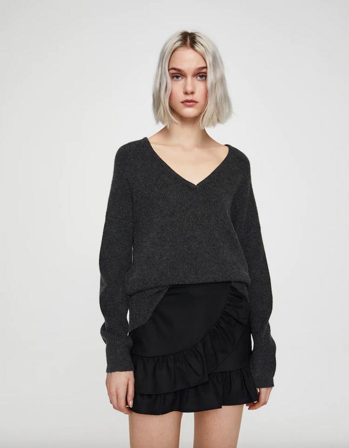 Confeccionado en tejido de punto perlado, este jersey básico en gris antracita viene con escote en forma de pico y manga larga. De 19,99 euros ha pasado a 5,99 euros y solo queda en la talla L.