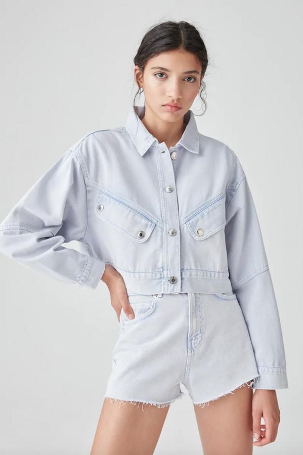 El otoño es una época ideal para las cazadoras vaqueras y esta en color malva puede ser una excelente propuesta para nuestros estilismos. Viene en diseño cropped, con bolsillos delanteros de tapeta y mangas largas y de 29,99 euros ha pasado a costar 12,99 euros. Solo queda en las tallas S y M.