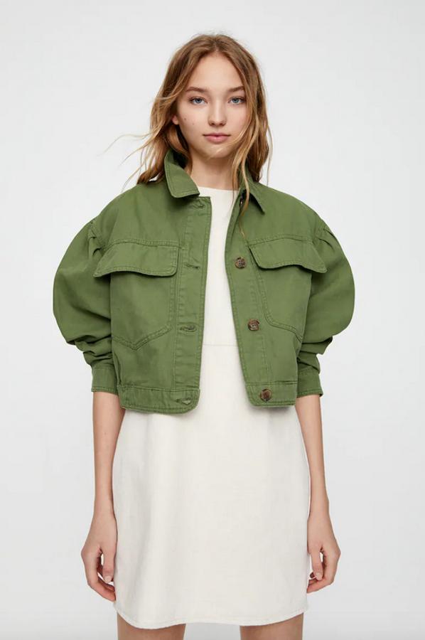 De venta exclusiva en la web de Pull&Bear, esta cazadora cropped con bolsillos de tapeta en el frontal y botones carey costaba 19,99 euros y ahora podemos encontrarla por 9,99 euros únicamente en la talla L.