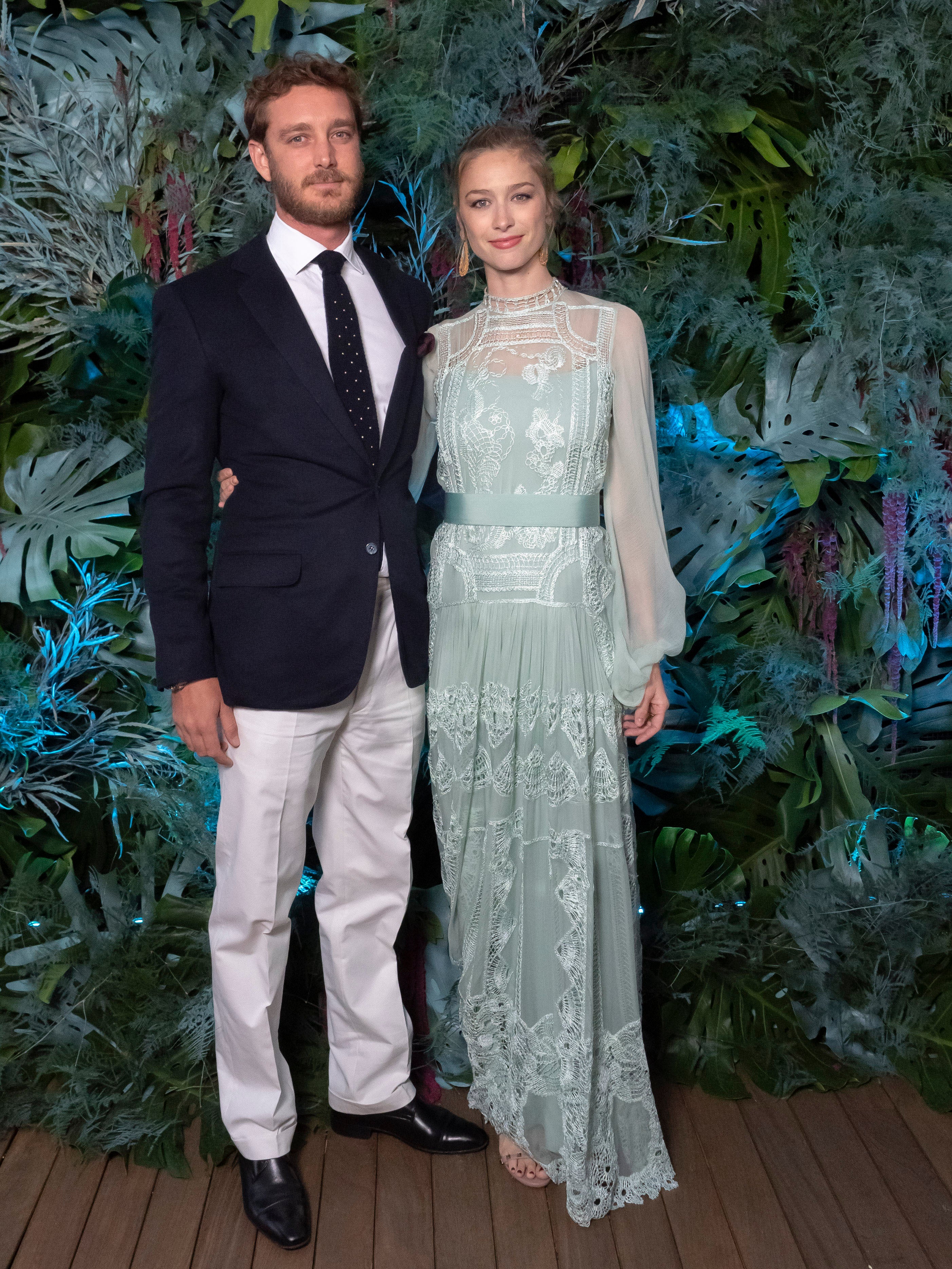Alberta Ferretti diseñó uno de los cinco vestidos de novia de Beatrice Borromeo, aunque nosotras nos quedamos con este look que eligió la esposa de Pierre Casiraghi para acudir al desfile de la diseñadora italiana en la Semana de la Moda de Milán.