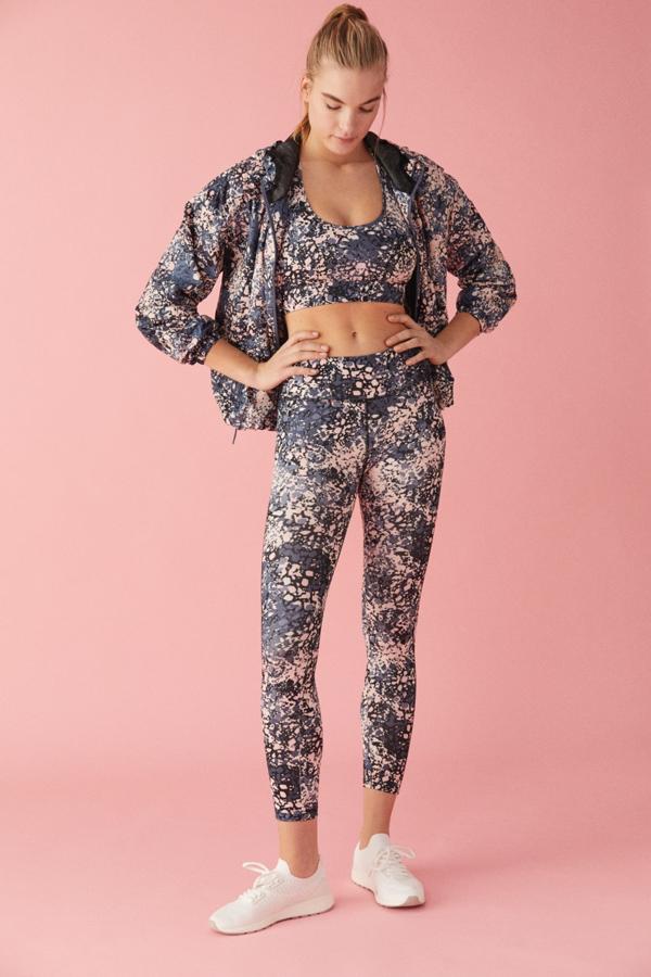 Lefties también se ha unido a la ropa deportiva low cost y  ha sacado a la venta leggins, tops, chaquetas o sudaderas  a muy buen precio. Este conjunto estampado está formado por unas mallas (12,99 euros) y un top a juego (6,99 euros).