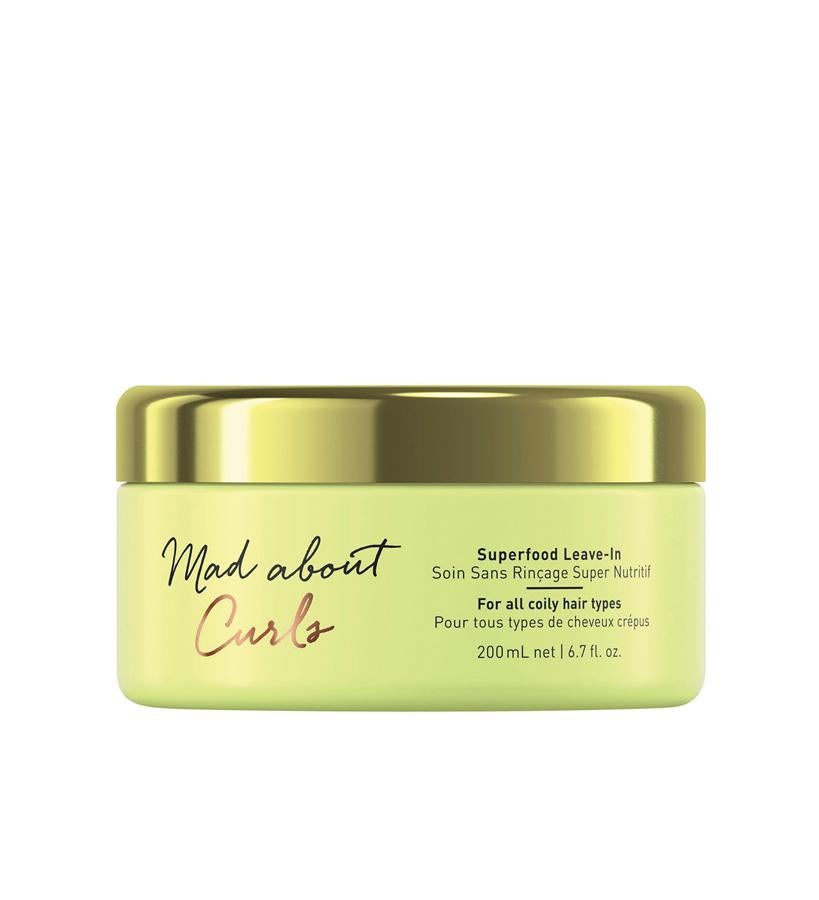 Su mezcla específica de aceites supernutritivos (coco, aguacate, semillas de ricino y uva ) nutren e hidratar en profundidad los rizos extremadamente secos, doman el cabello encrespado y mejoran el peinado, refuerzan la estructura del cabello, minimizan la rotura y sellan la cutícula y mejoran la definición y aportan brillo. Mad About Curls Superfood Mask de Schwarzkopf Professional (37,34 €).