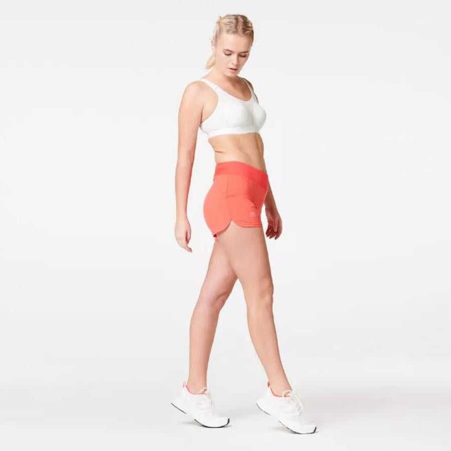 DEcathlon es sin duda la marca por excelencia de ropa deportiva. Poco a poco se están actualizandp y están incluyendo prendas que también tienen en cuenta el diseño y el estilo. Para terminar el verano y presumir de verano, nosotras hemos seleccionado estos shorts en color coral (7,99 euros9.