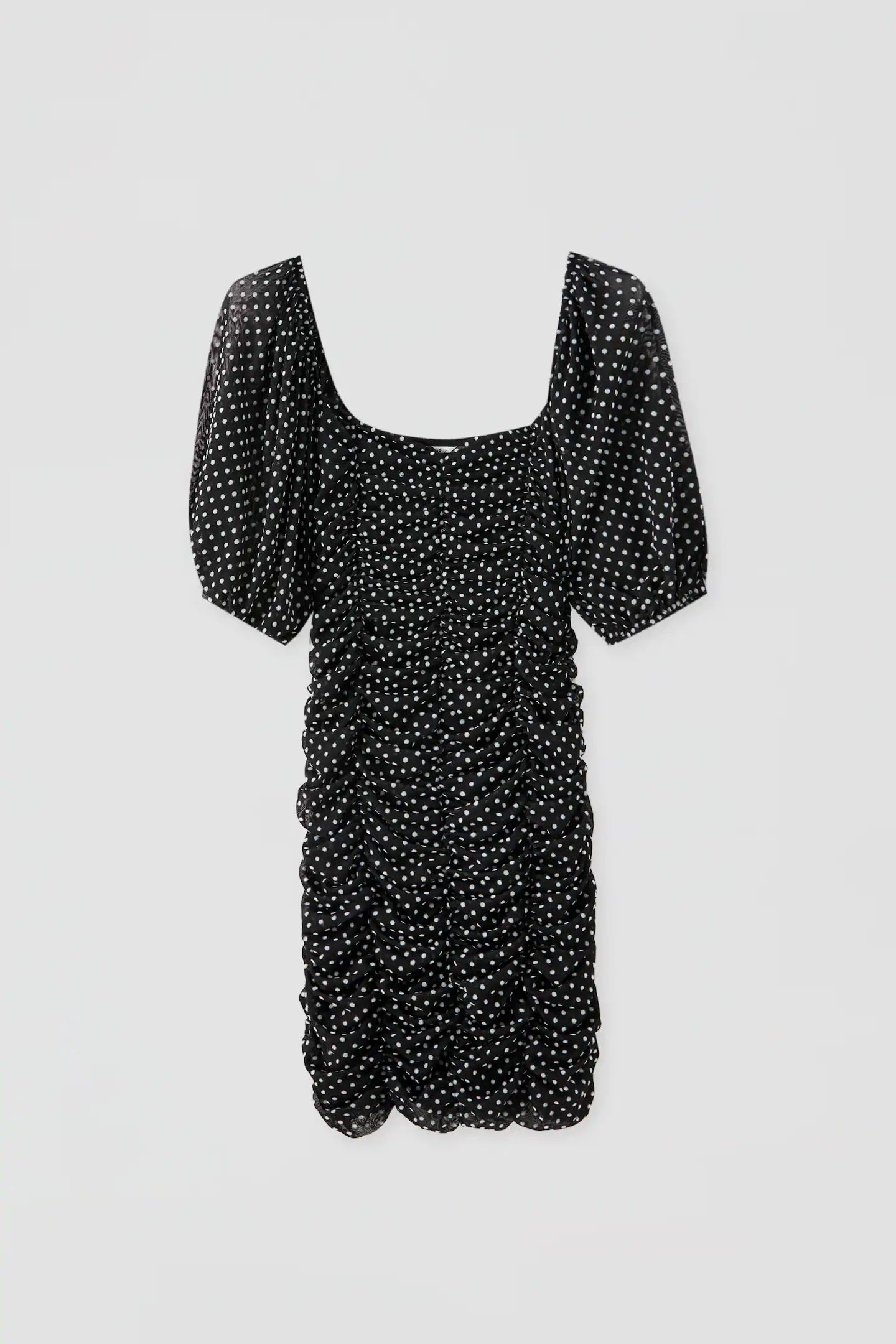 Todos tus looks de noche van a necesitar este vestido fruncido con estampado de lunares en fondo negro. Un must de Pull&Bear. (25,99 euros).
