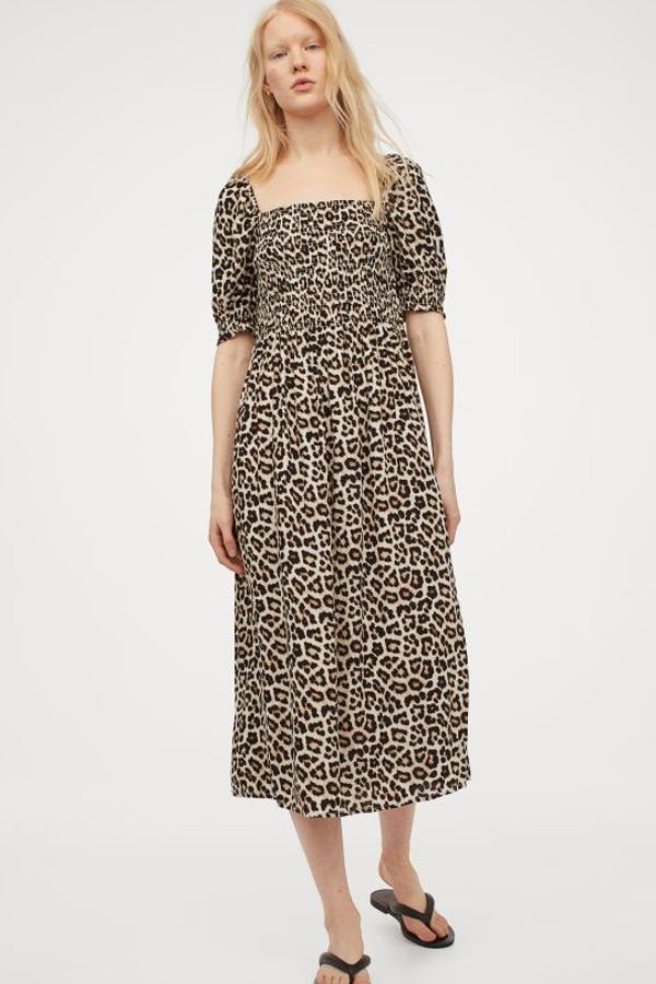 Vestido midi en viscosa vaporosa con escote cuadrado, cuerpo fruncido y falda con vuelo de H&M (24,99 euros). Lleva las mangas cortas abullonadas con remate fruncido y elástico en los hombros. Va sin forrar