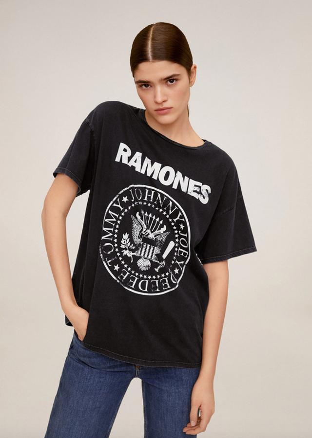 Un clásico en su versión más clásica. O, al menos, esa es la apuesta de Mango en esta camiseta negra con el logo de una de las bandas que más camisetas ha protagonizado desde que llegaron a la música en los setenta. En gris antracita, cuesta 15,99 euros y está disponible entre las tallas S y L.