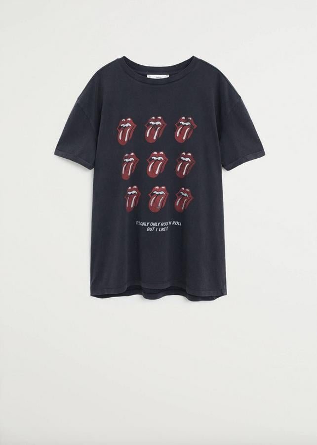 El logo más reconocible del mundo del rock, el de los Rolling Stones, se multiplica en esta camiseta de Mango en gris antracita con cuello redondo y mangas cortas. Tiene un precio de 15,99 euros y está disponible en las tallas S, M y L.