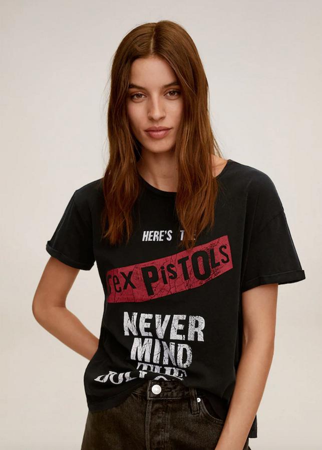 En Mango hemos encontrado esta camiseta en gris antracita con estampado homenaje a una de las bandas londinenses más conocidas de los setenta, los Sex Pistols y su primer y único álbum de estudio. Tiene un precio de 15,99 euros y está disponible entre las tallas XS y XL.