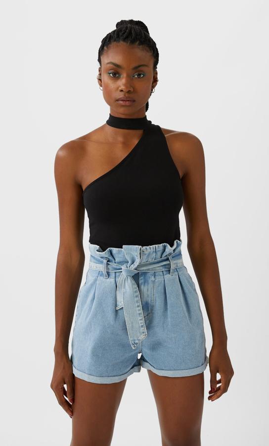 Con escote asimétrico sin mangas, este top cut out de Stradivarius está disponible en cuatro colores y tiene un precio de 9,99 euros. En negro podemos encontrarlo en las tallas S, M y L.