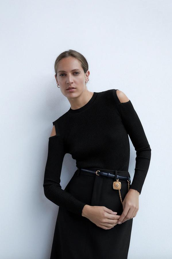 Este jersey de punto en color negro con cuello redondo de Zara apuesta por dejar los hombros al descubierto. Tiene un precio de 22,95 euros y está disponible en las tallas S, M y L.