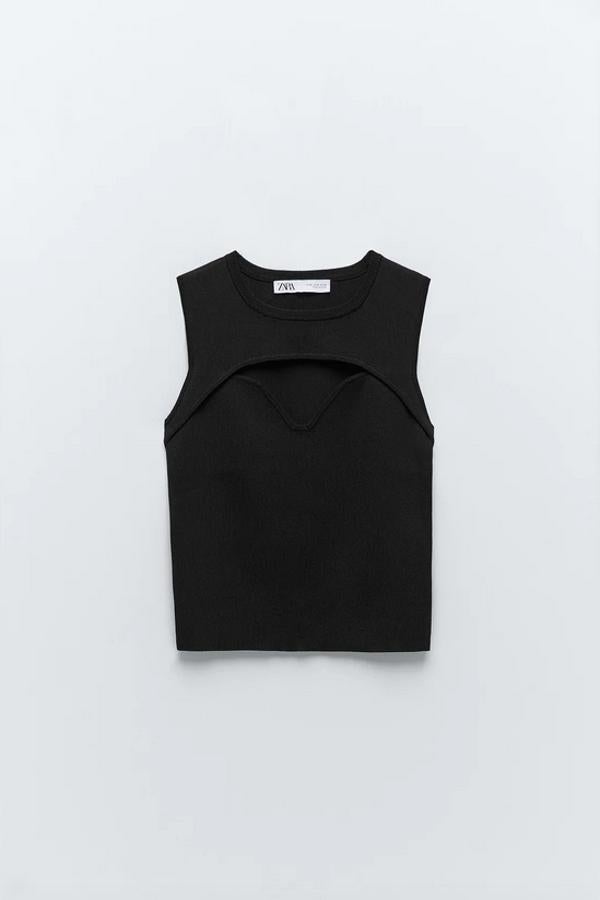 Con cuello redondo y manga sisa, este top negro de Zara viene con la sección de cut out oportunamente puesta en el escote. Tiene un precio de 15,95 euros y está disponible en las tallas S, M y L.