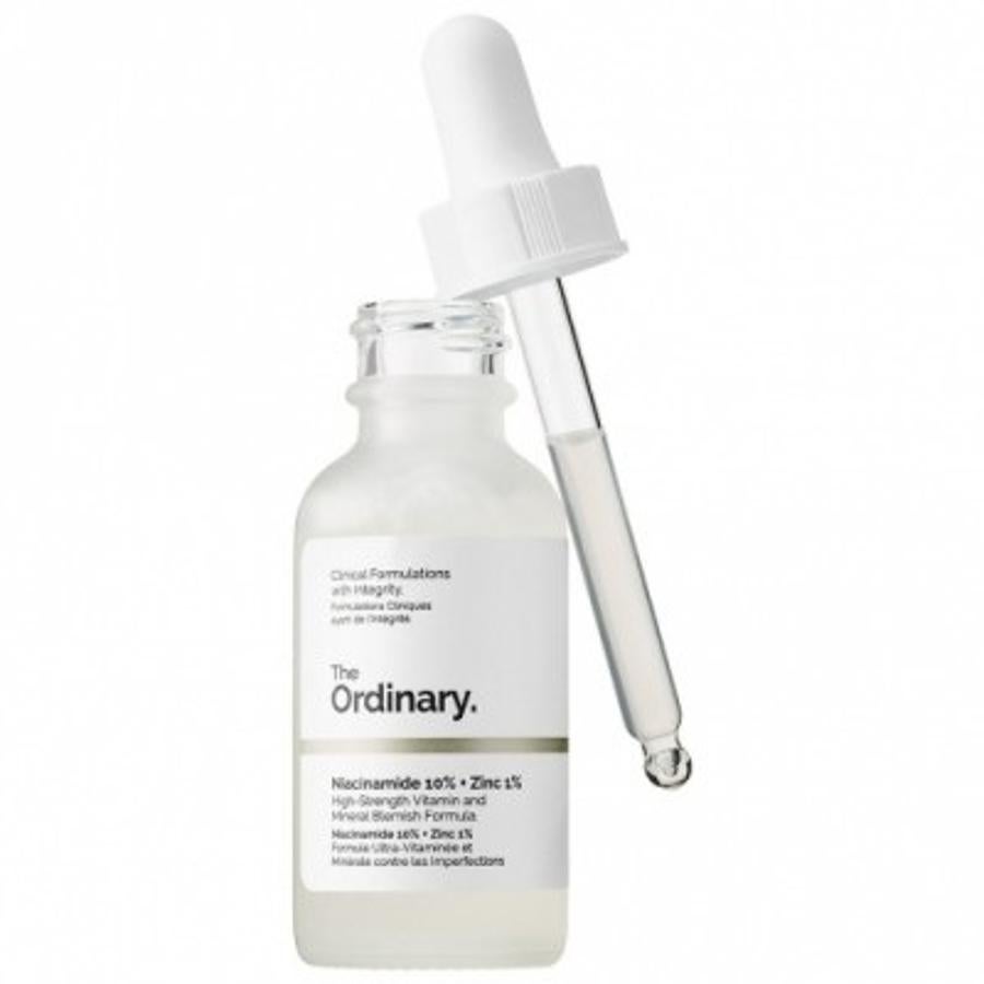 La marca The Ordinary tiene entre sus productos un sérum con una fórmula mineral especial antimanchas (6,25 euros). Este gel-suero transparente ayuda a mejorar visiblemente la apariencia de los poros dilatados y el tono de la piel irregular.