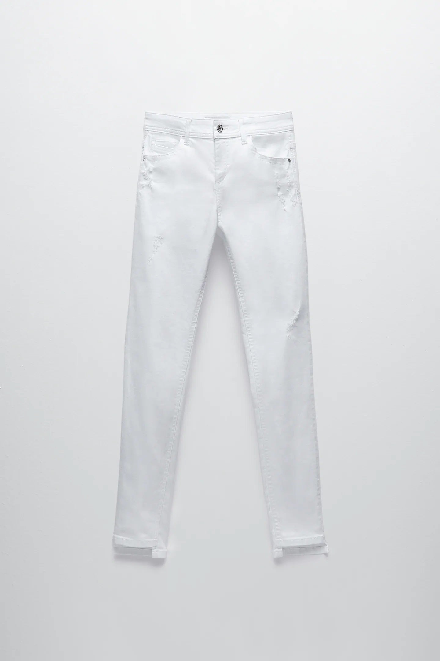 Si aún no has incluido en tu armario al básico de moda entre las chicas con más estilo es el momento de hacerlo con estos jeans skinny blancos de los Special Prices de Zara rebajados a 15,99 euros.