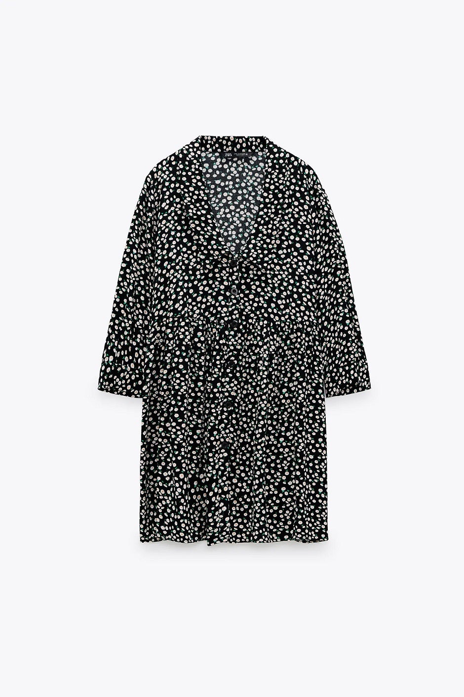 Los vestidos con estampados de flores pierden fuerza en verano, pero la vuelven a ganar en el otoño para crear looks de entretiempo muy ponibles y favorecedores. Ficha este de manga larga en negro por 15,99 euros.
