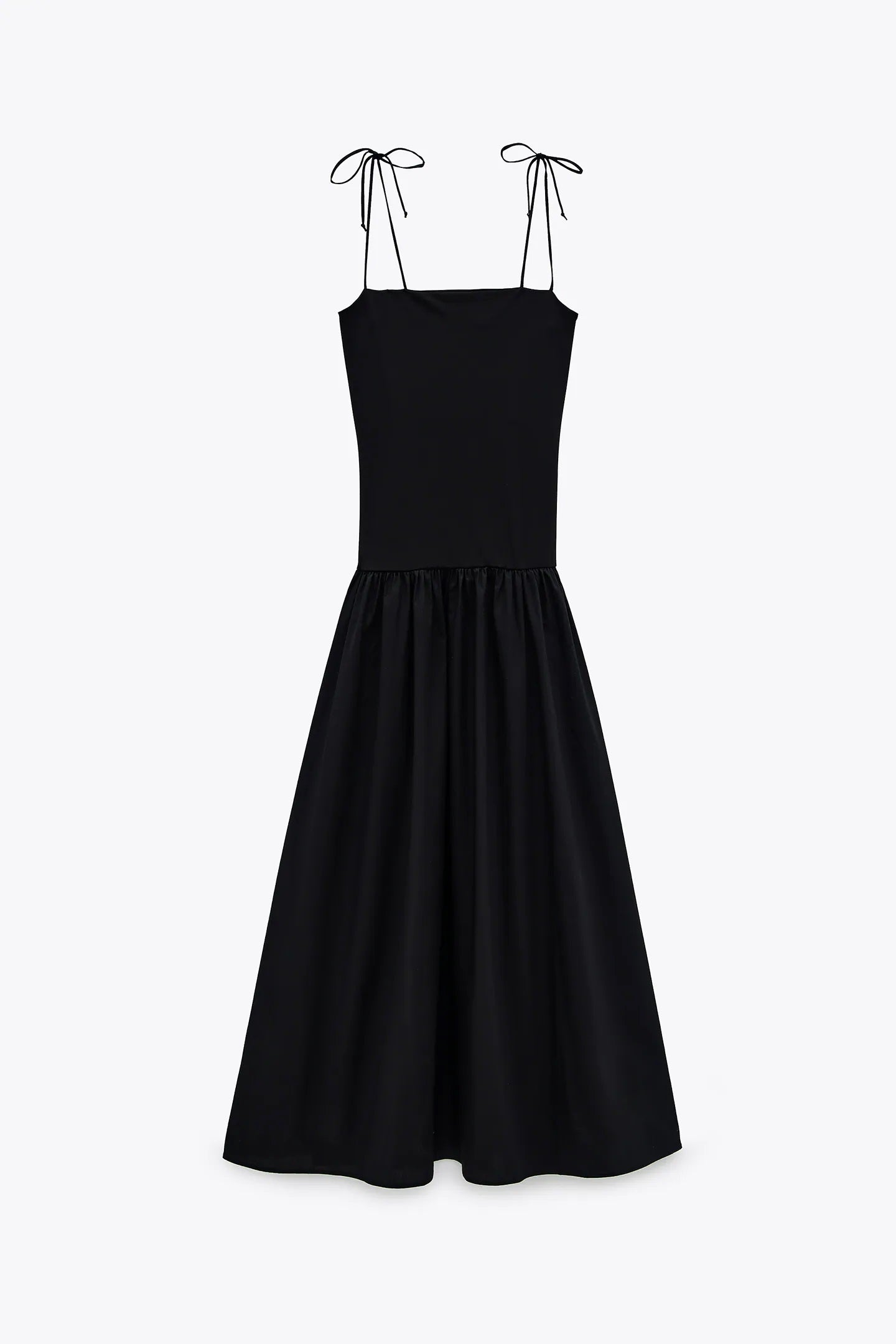 Que su color negro no te engañe. Este vestido midi de escote recto, tirantes finos, cuerpo ajustado y falda acampanada es pura tendencia. Antes: 29,95 euros. Ahora: 19,99 euros. Disponible en todas las tallas en la web de la firma de Inditex.