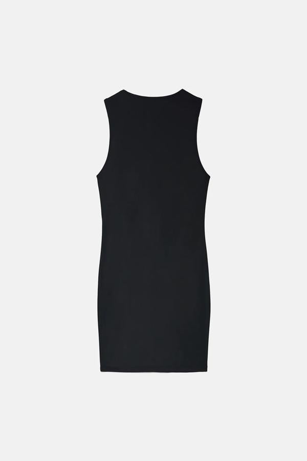 Este sencillo bodycon dress de la nueva colección de Zara es idéntico al de Carrie Bradshaw y solo cuesta 15.95 euros.