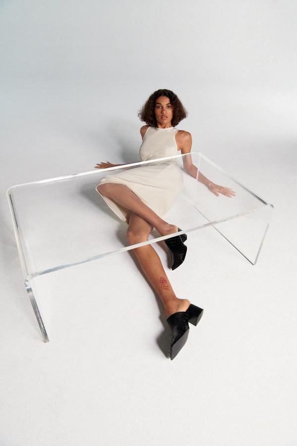 Sin mangas y con el pecho realzado, este bodycon dress color crudo de Zara es perfecto para presumir de tipazo. Precio: 19.95 euros.