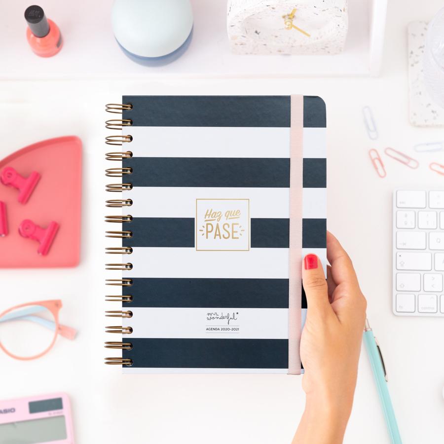 Si tu lado optimista es lo mejor de ti y no puedes vivir sin una agenda que te ayude -aún más- a sacarlo, hemos encontrado el modelo perfecto. "Haz que pase", de Mr. Wonderful, (19,95 euros).