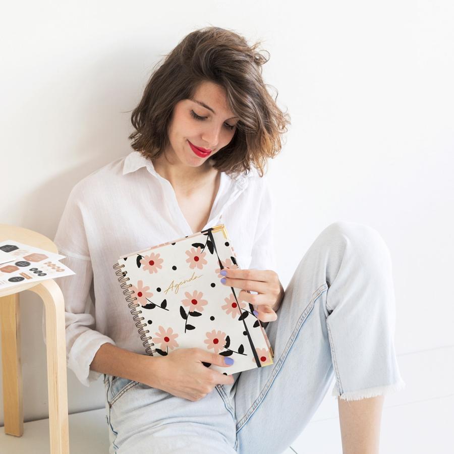 Las agendas de Charuca son un must año tras año. Sus estampados, los diferentes tamaños... si eres de mini agenda o de maxi agenda, encontrarás la tuya para apuntar todos tus planes (mascarilla incluida, porfa) entre sus páginas, (36,80 euros).